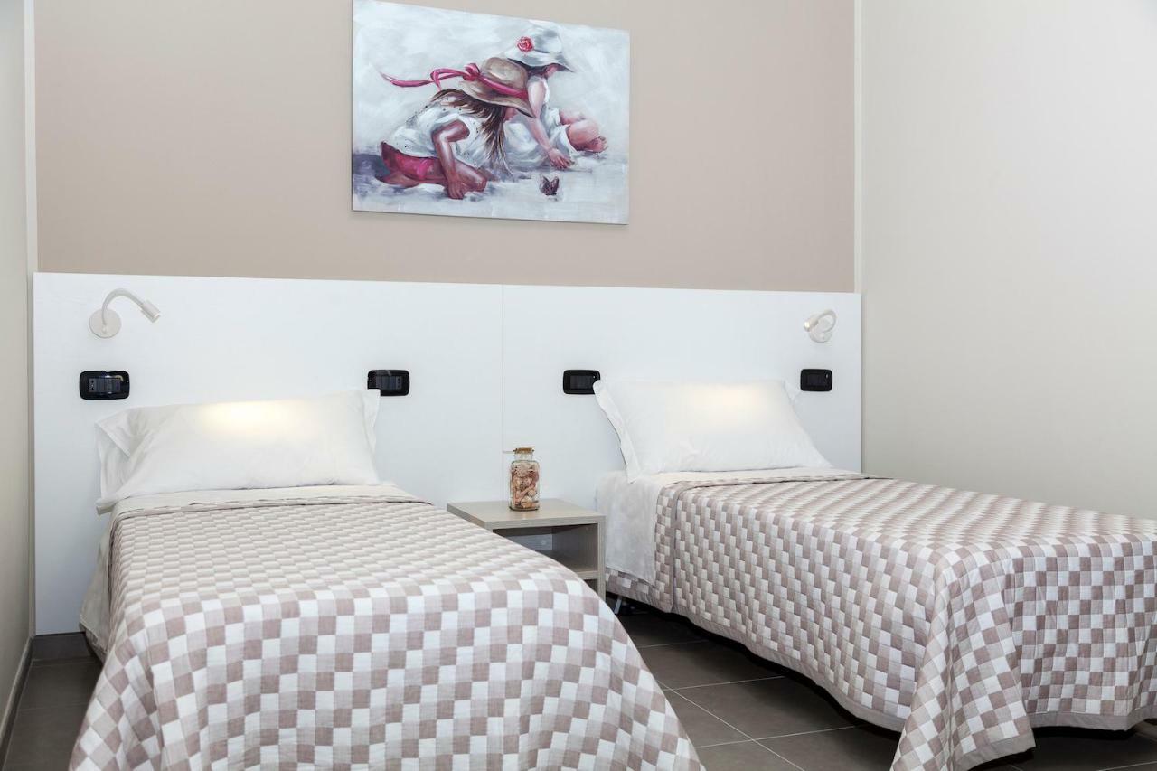 Riviera Hub 호텔 Cisano sul Neva 외부 사진