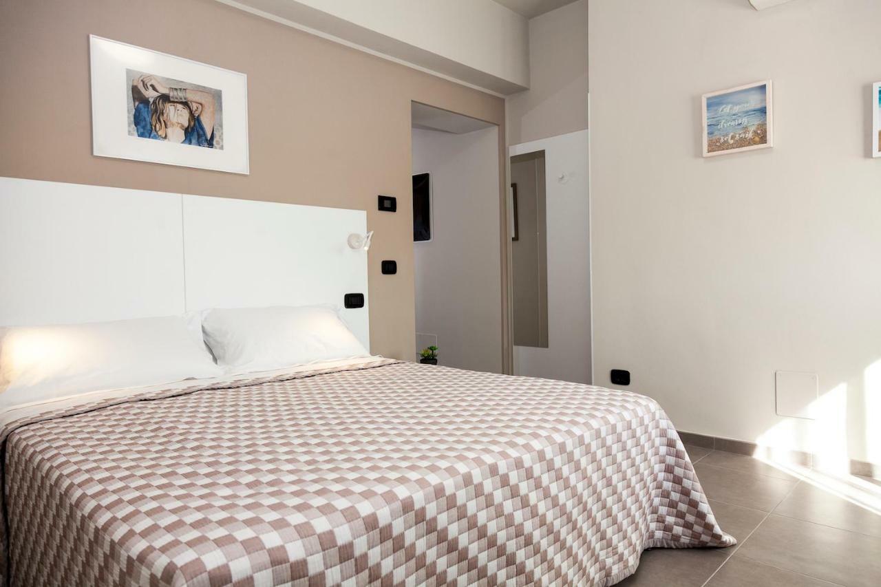 Riviera Hub 호텔 Cisano sul Neva 외부 사진