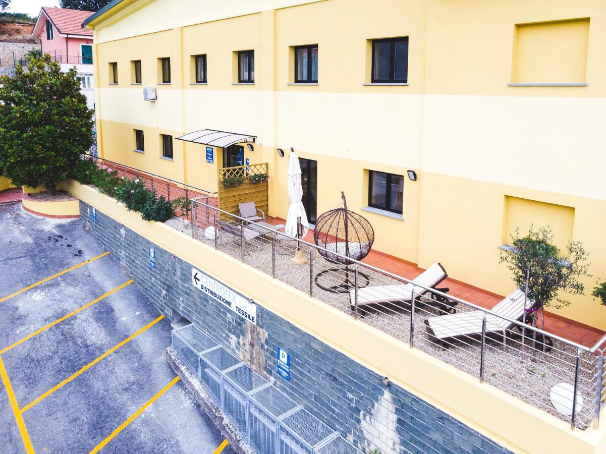 Riviera Hub 호텔 Cisano sul Neva 외부 사진
